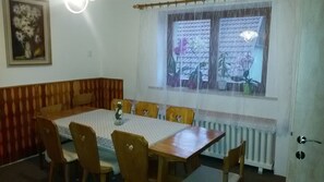 家庭套房, 3 间卧室, 阳台 | 客房内用餐