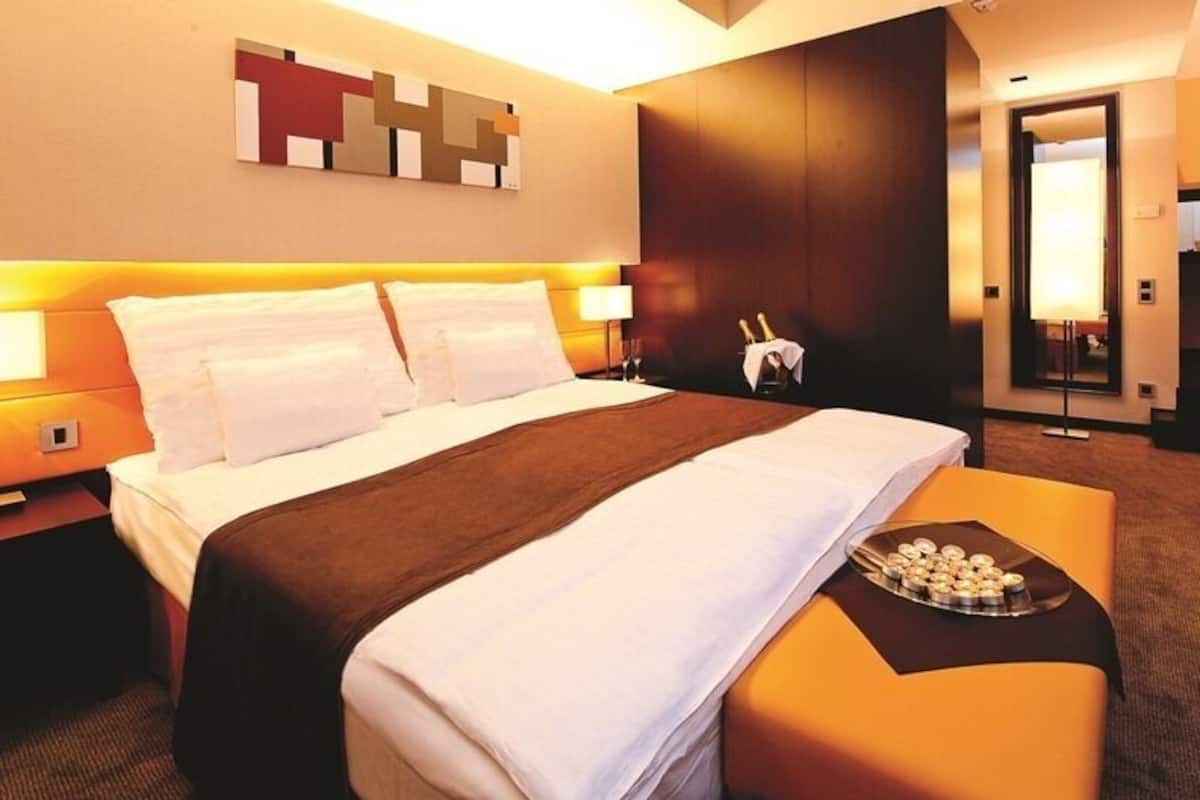 Deluxe Suite | Minibar, két bảo mật tại phòng, bàn 