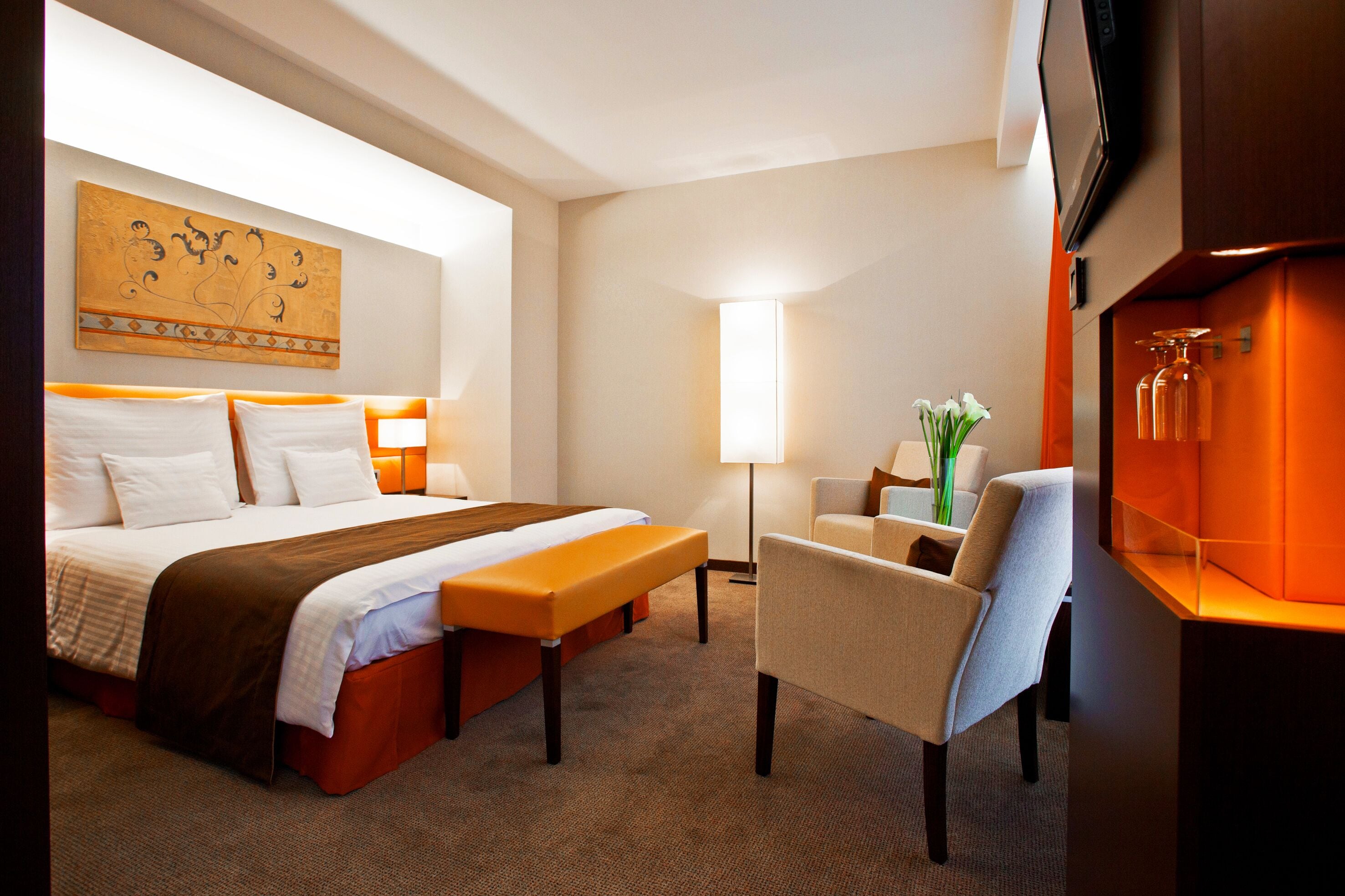 deluxe suite | minibar, in-room safe, desk, free wifi