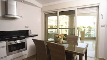 Superior Apartment, 1 Bedroom, Sea View | In-room dining