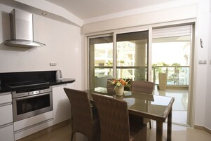 Superior Apartment, 1 Bedroom, Sea View | In-room dining
