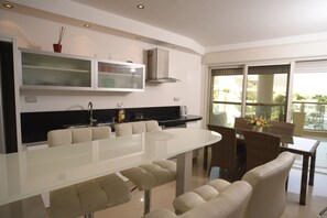 Superior Apartment, 1 Bedroom, Sea View | In-room dining