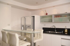 Superior Apartment, 1 Bedroom, Sea View | Private kitchen | Fridge, microwave, oven, stovetop - City Resort Palmore (Eilat)