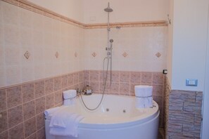 Departamento superior, cocineta | Baño | Regadera, amenidades de baño gratuitas, secadora de cabello, bidet 