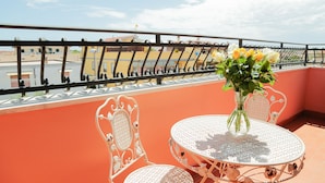 Dobbeltrom – deluxe, terrasse, byutsikt | Terrasse/patio