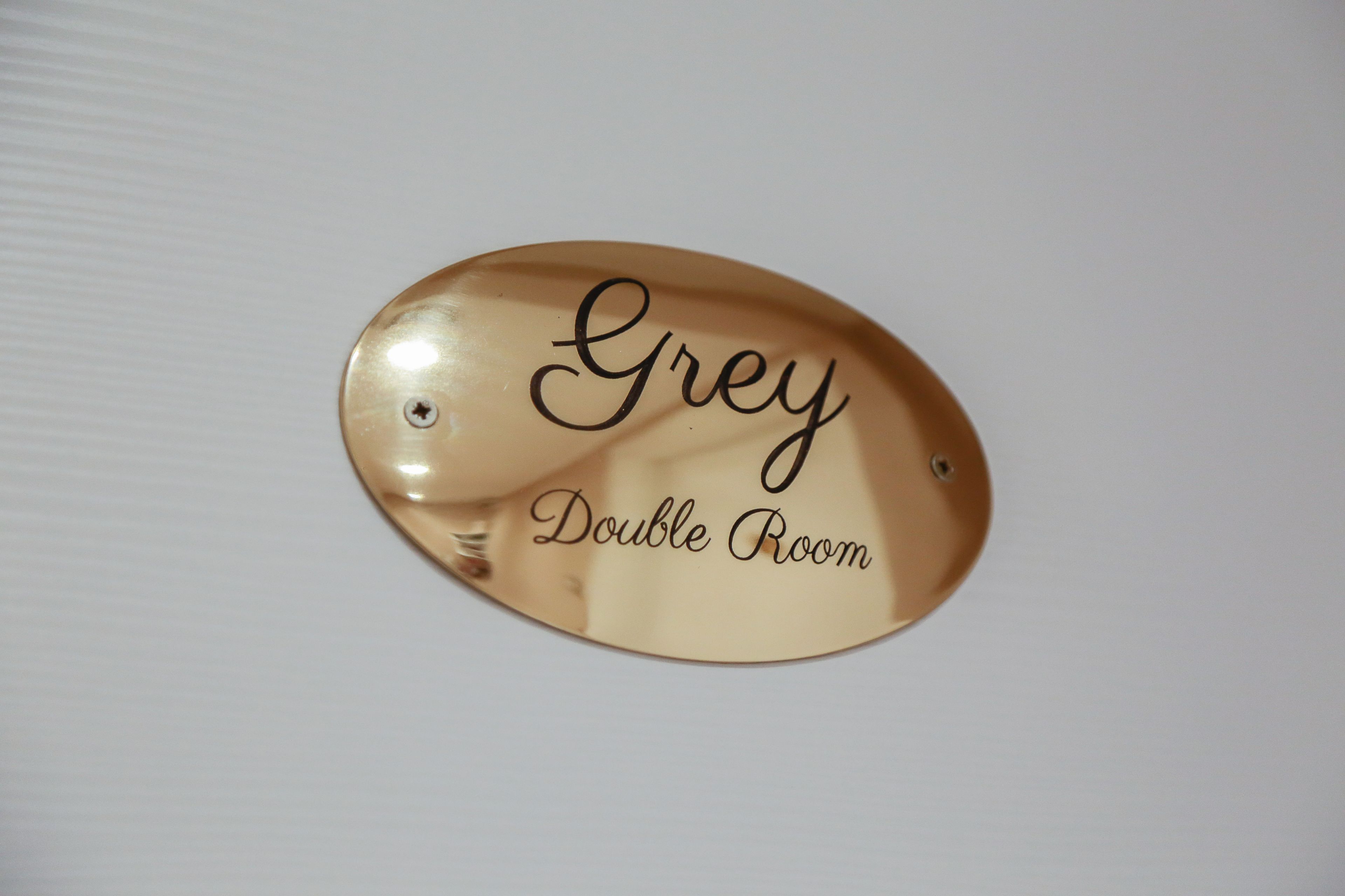 Un panneau indiquant « Chambre double grise ».