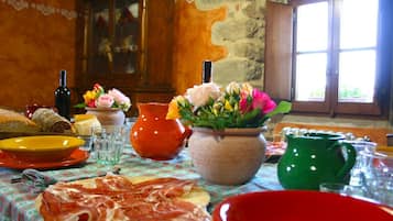 Vila, vários quartos | Área de estar | TV de tela plana, lareira, pebolim