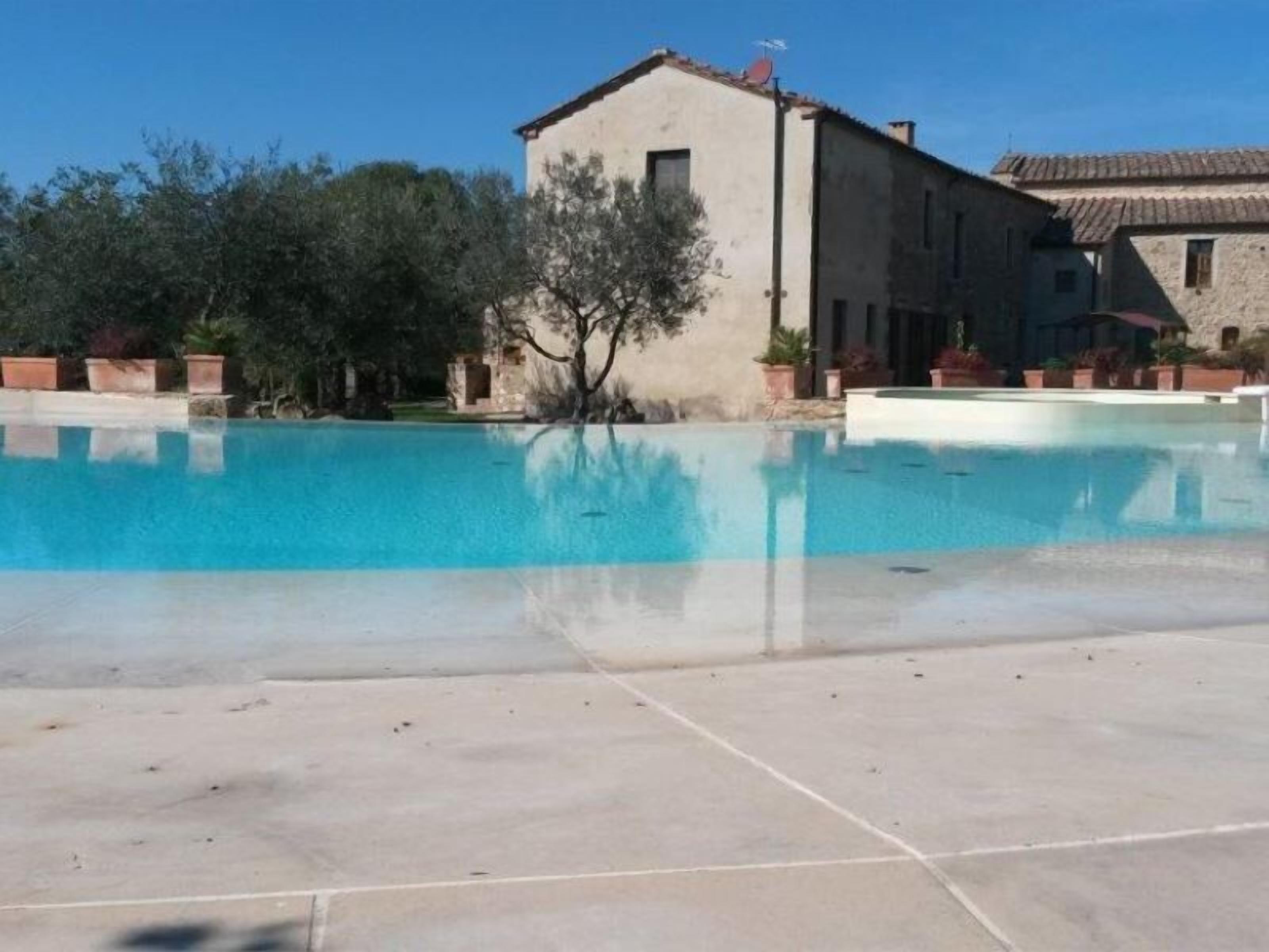 Piscine extérieure (ouverte en saison), parasols de plage