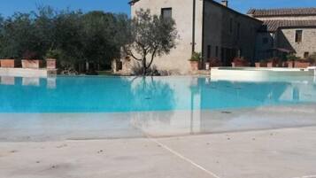 Piscine extérieure (ouverte en saison), parasols de plage