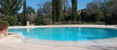 季节性开放的室外游泳池,池畔遮阳伞,日光浴躺椅