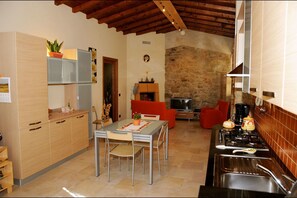 Villa, 2 Schlafzimmer | Wohnbereich | Flachbildfernseher, Kamin, DVD-Player, Tischtennisplatte