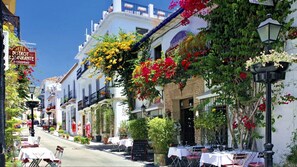 รับประทานอาหารกลางแจ้ง