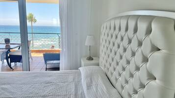 Apartamento, 2 habitaciones, terraza, vistas al mar | 2 dormitorios, escritorio, cortinas opacas