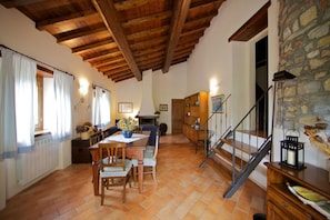 Villa, 4 Schlafzimmer | Wohnbereich | Flachbildfernseher, Kamin, DVD-Player, Tischtennisplatte