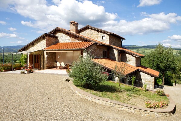Exterior - Wonderful private villa for 10 people with private pool, WIFI, TV, terrace, pets allowed and par... (Castel San Niccolo)