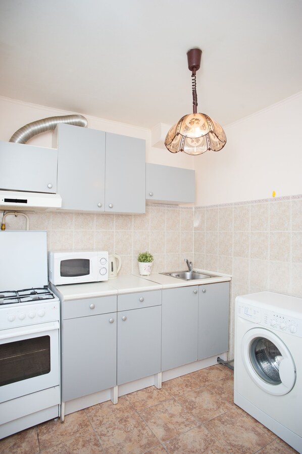 อพาร์ทเมนท์ | ครัวขนาดเล็กส่วนตัว | ตู้เย็น, ไมโครเวฟ, เตาประกอบอาหาร, กาต้มน้ำไฟฟ้า