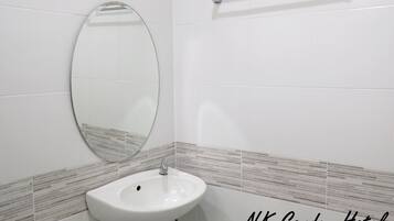 Shower, free toiletries, towels