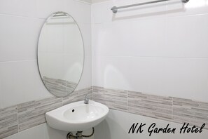 Shower, free toiletries, towels