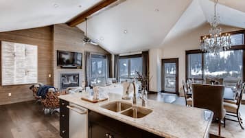 尊贵联排别墅, 多张床 (River Run, 3 Bed 2.5 Bath) | 私人厨房 | 冰箱、微波炉、茶具/咖啡用具