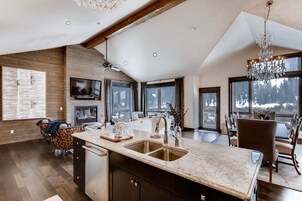 Premier-bæjarhús - mörg rúm (River Run, 3 Bed 2.5 Bath) | Einkaeldhús | Ísskápur, örbylgjuofn, kaffivél/teketill