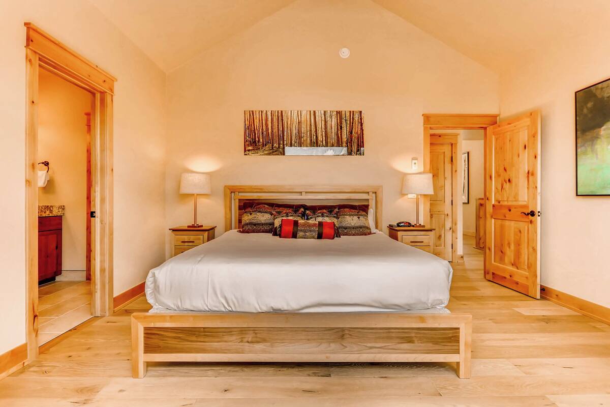 Premier Townhome, Multiple Beds (3 Bed 2.5 Bath with Hot Tub) | Premium bedding, desk, soundproofing, iron/ironing board