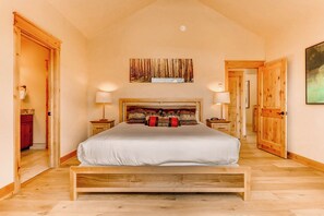 Premier-byhus - flere senge (3 Bed 2.5 Bath with Hot Tub) | Premium-sengetøj, skrivebord, lydisolering, strygejern/strygebræt