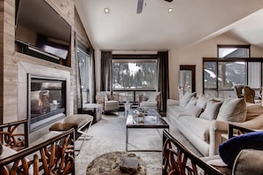 Casa adosada Premier, varias camas (River Run, 4 Bed 3.5 Bath) | Zona de estar | Una televisión de pantalla plana, una chimenea