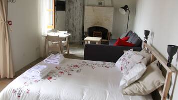 Superior Studio (Makrynari) | In-room safe, blackout curtains, soundproofing, iron/ironing board