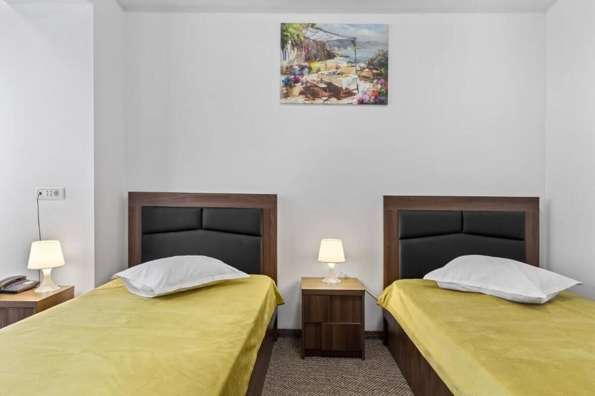 Habitación Confort con 2 camas individuales, 2 camas individuales | Caja fuerte, escritorio, camas supletorias y wifi gratis