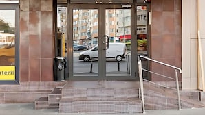 Der Eingang zum HOTEL LINA mit modernem Design, gekennzeichnet durch große Glasfenster und ein markantes Schild.