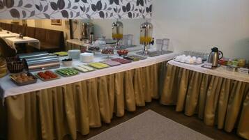 Se ofrece un desayuno bufé (23.00 RON por persona)