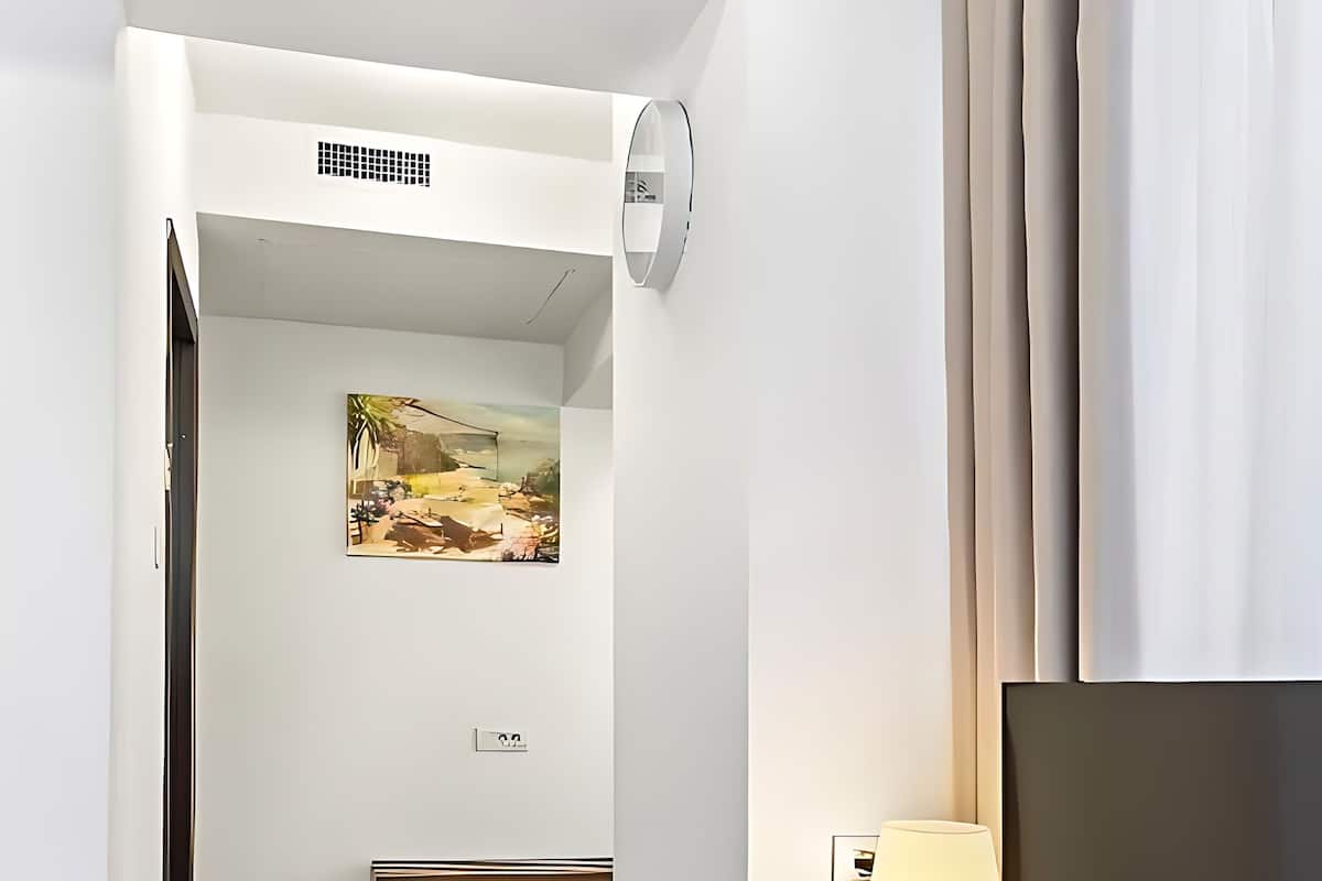 Cofres nos quartos, escrivaninha, camas extras/dobráveis (sobretaxa)