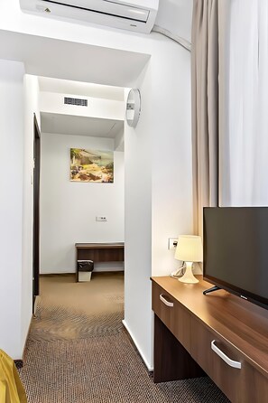 Caixa forta a l'habitació, escriptori i llits addicionals