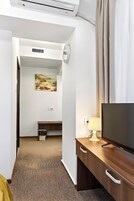 Cofres nos quartos, escrivaninha, camas extras/dobráveis (sobretaxa)