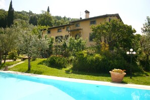 A poolside view of a building with a garden and a swimming pool. - Private Villa with AC, private pool, WIFI, TV, terrace, pets allowed, parking, close to Arezzo (Castiglion Fiorentino)