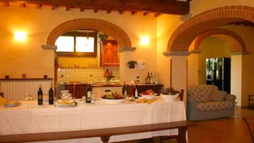 Villa - flera sovrum | Vardagsrum | Platt-tv, eldstad, dvd-spelare och ett bordtennisbord