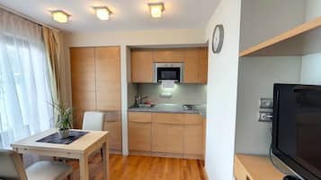 Deluxe Room, Lake View | Private kitchenette | Fridge, microwave, stovetop, highchair
