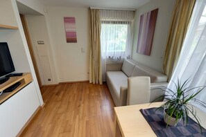 华丽客房, 湖景 | 起居区 | 80-厘米纯平电视（配备卫星频道）、电视、加热地板