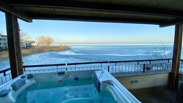 3 outdoor pools, pool umbrellas, pool loungers