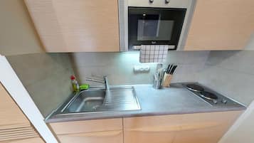 Deluxe Room | Private kitchenette | Fridge, microwave, stovetop, highchair
