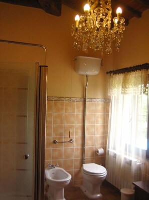 Villa, 2 Bedrooms | Bathroom | Shower, hair dryer, bidet, towels - Stunning private villa for 6 guests with private pool, TV, pets allowed and parking (Castiglion Fiorentino)