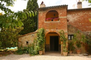 Exterior - Stunning private villa for 6 guests with private pool, TV, pets allowed and parking (Castiglion Fiorentino)