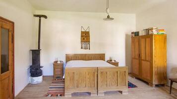 Villa romántica, vista al jardín | 1 habitación, tabla de planchar con plancha, wifi gratis y ropa de cama