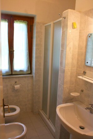 Dusche, Bidet, Handtücher