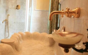 Suite (Leonardo) | Bathroom sink - Il Raduno (Manciano)