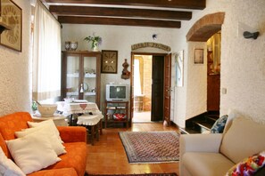 Villa, 4 Schlafzimmer | Wohnbereich | Flachbildfernseher, Kamin, Tischfußball