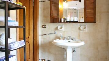 Villa, 4 habitaciones | Lavabo del cuarto de baño