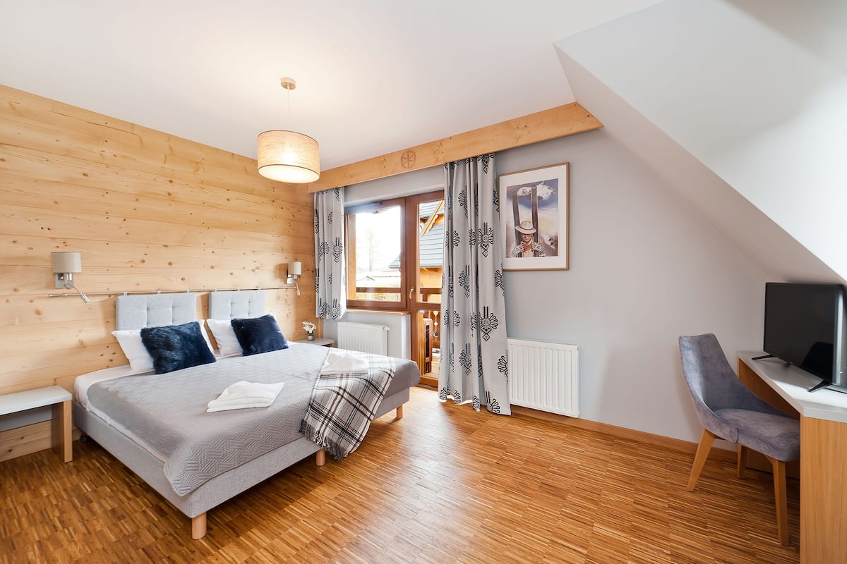Une chambre à coucher avec un lit, un bureau et une chaise.