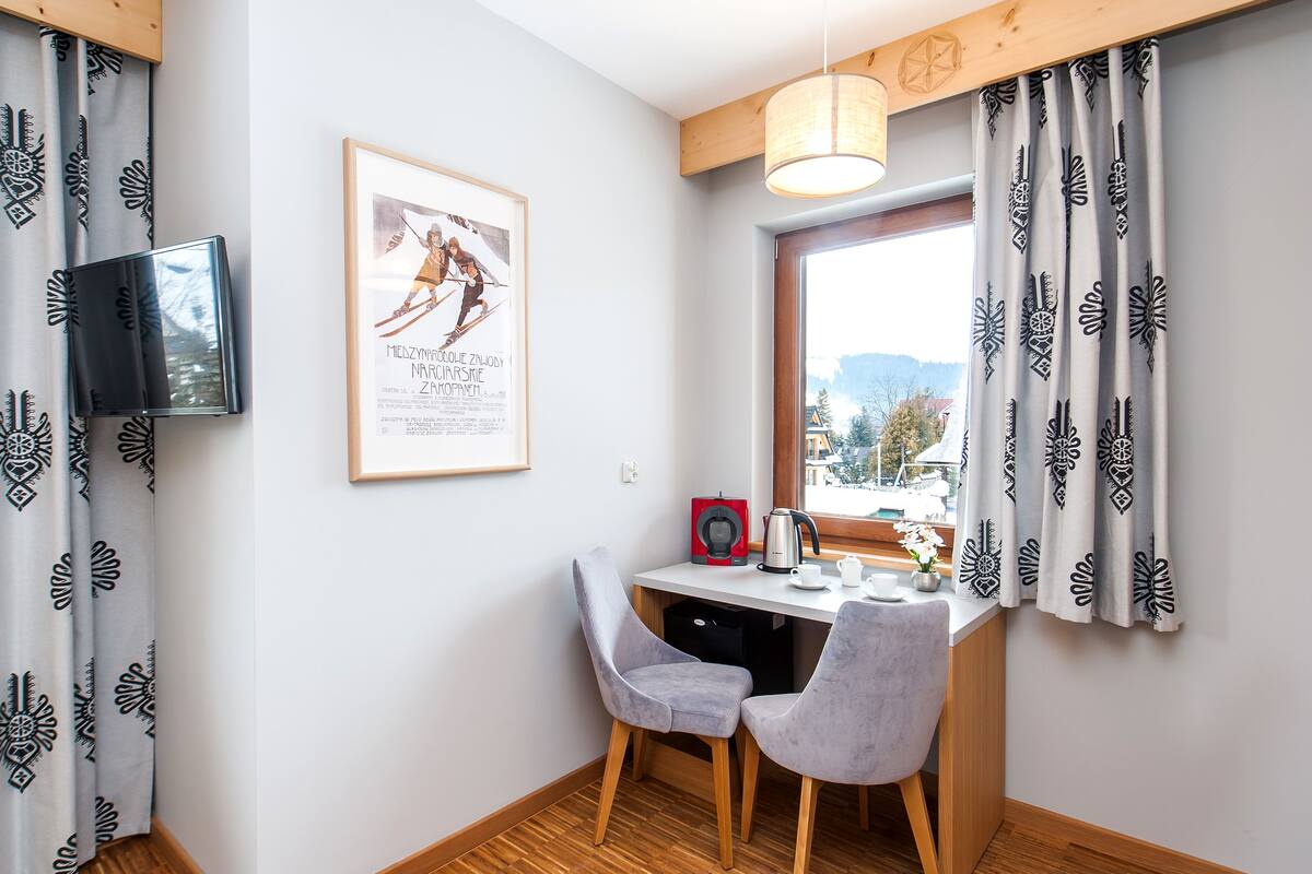 Espace de travail pour ordinateur portable, Wi-Fi gratuit, draps fournis