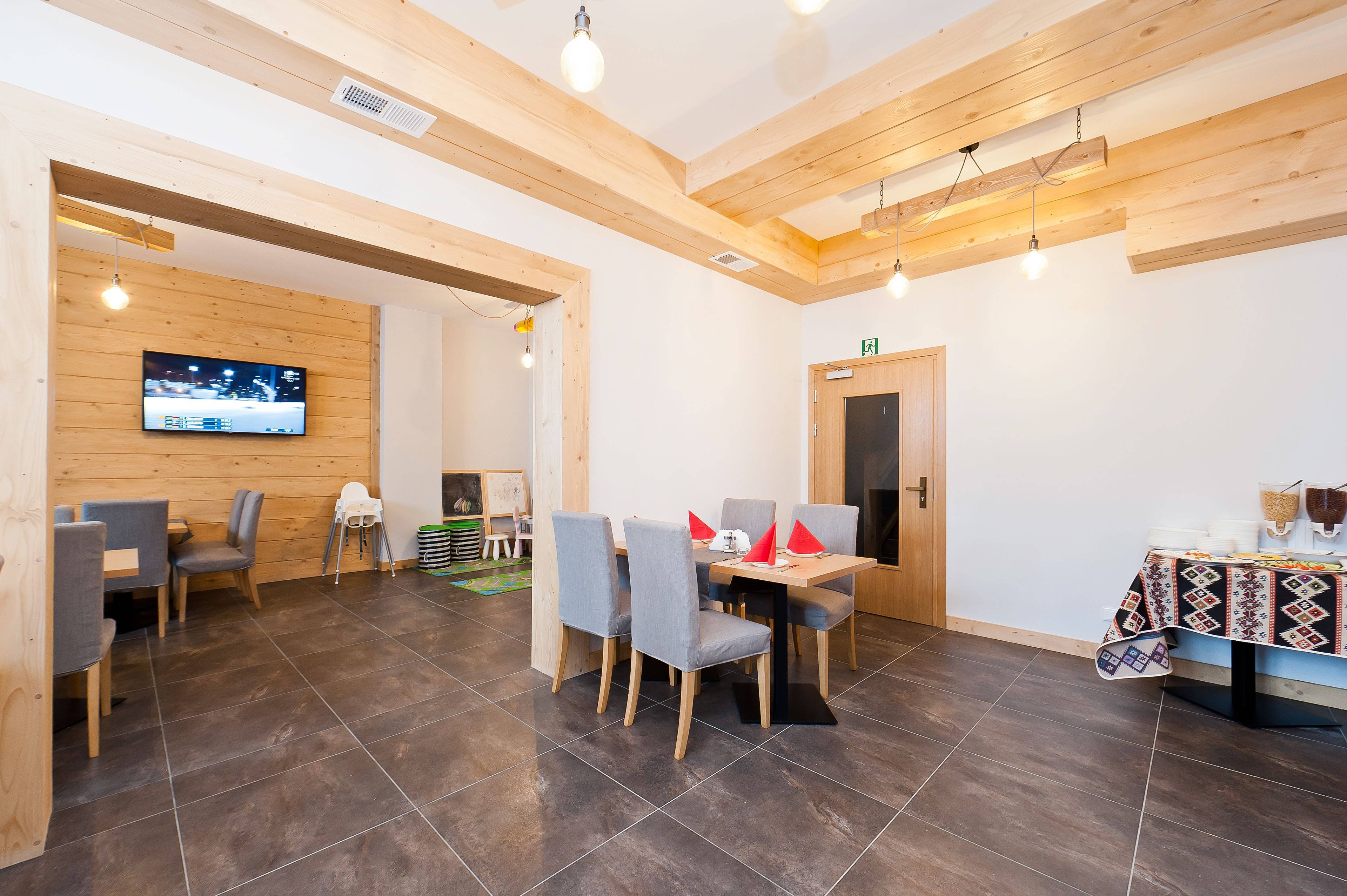 Se ofrece un desayuno bufé (38 PLN por persona)